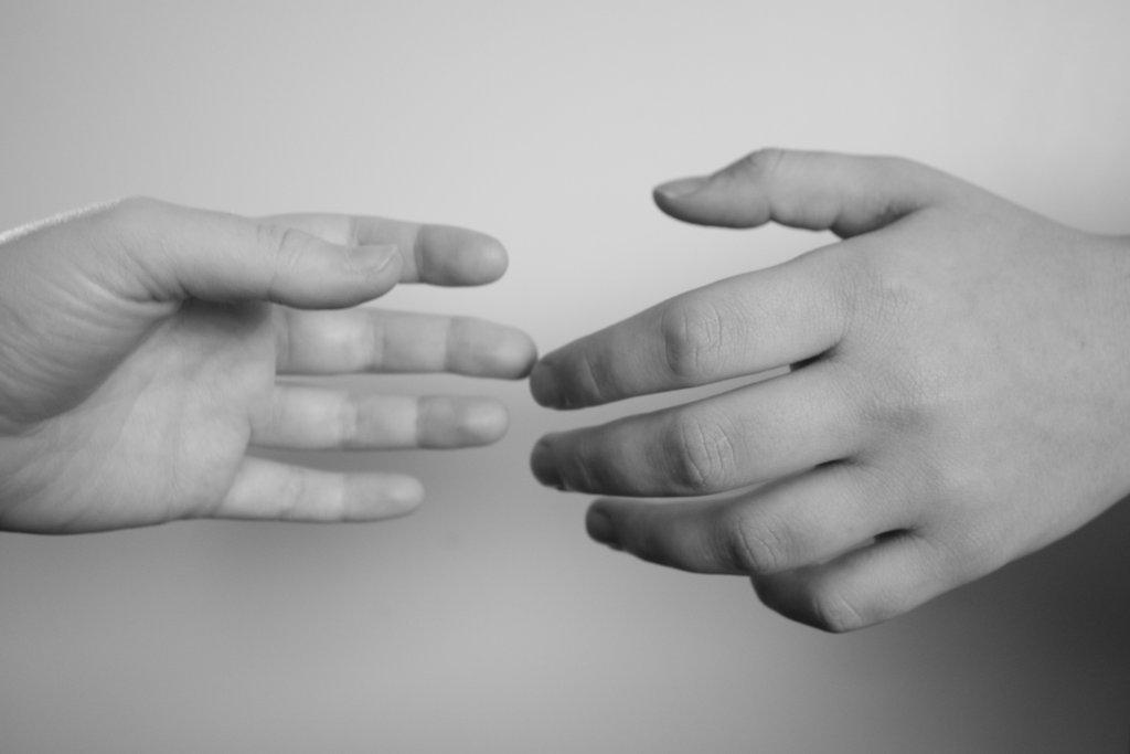 manos de personas codependientes